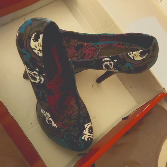 JustFab Ironfist high heels, skulls, teal/multicolor, size 6 - Picture 3 of 5